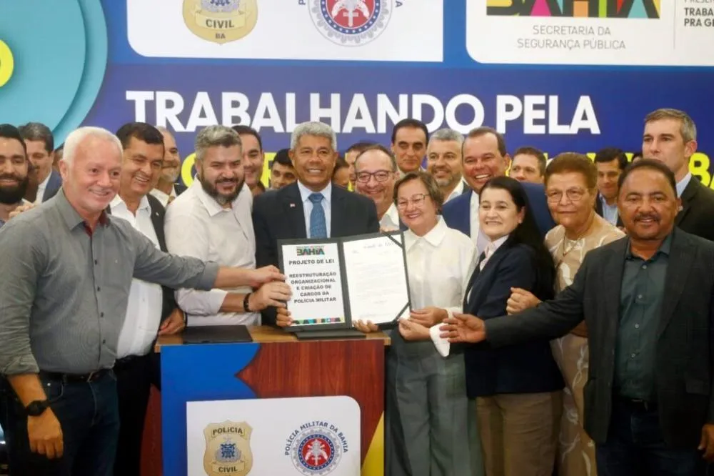 BAHIA: Jerônimo entrega novas viaturas e assina projetos de lei que reestruturam a organização da segurança pública