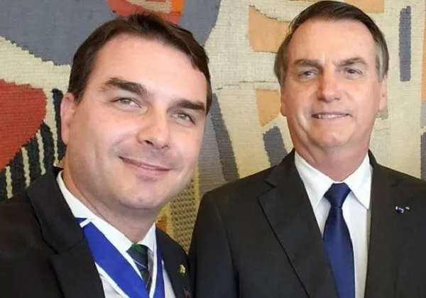 Em dia de julgamento, Flávio Bolsonaro é único a defender pai nas redes sociais