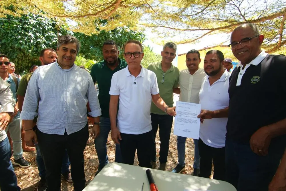 Construção do Complexo Escolar de Garapuá é iniciada A Prefeitura de Cairu deu início, na sexta-feira (12), às obras do Complexo Escolar de Garapuá, que será composto por uma creche, escola de Ensino Fundamental I e II e uma quadra poliesportiva coberta. A iniciativa integra o Programa Construindo