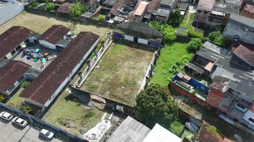 Marcos Medrado, prefeito de Valença, assina termo de compromisso que garante conclusão da Quadra Federal do bairro da Bolívia