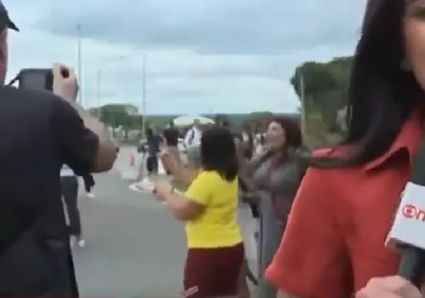 Com direito a champanhe, ‘Bolsonaro preso’ explode e lidera tendências nas redes