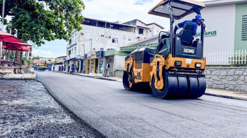 Prefeitura de Valença inicia pavimentação asfáltica na rua Dr. Heitor Guedes de Mello