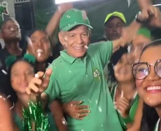 EM UMA NOITE DE EMOÇÃO MEDRADO PERCORREU AS RUAS DA VILA OPERÁRIA NUMA CAMINHADA HISTÓRICA