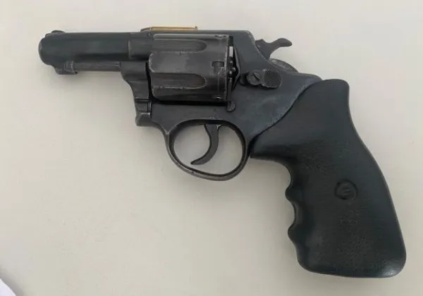 Suspeito de coagir eleitores é preso com arma em Nova Canaã