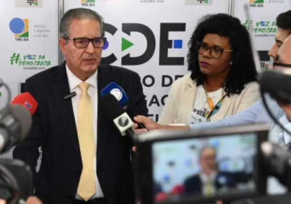 Em coletiva de imprensa, presidente do TRE-BA celebra tranquilidade e celeridade no pleito