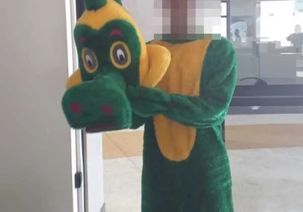 Homem vestido de jacaré é preso por boca de urna na Paraíba