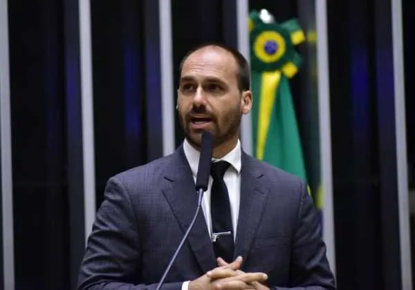 Justiça penhora R$ 88 mil de Eduardo Bolsonaro por ofensas a jornalista