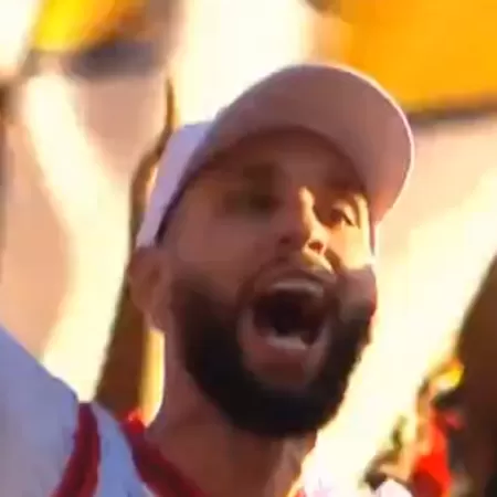 Zagueiro do Vitória suspenso curte jogo contra o Fluminense na torcida