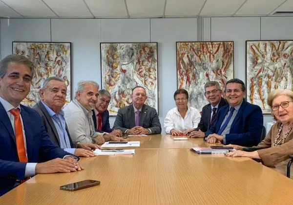 Bancada do PT sela apoio à reeleição de Adolfo Menezes para presidência da Alba