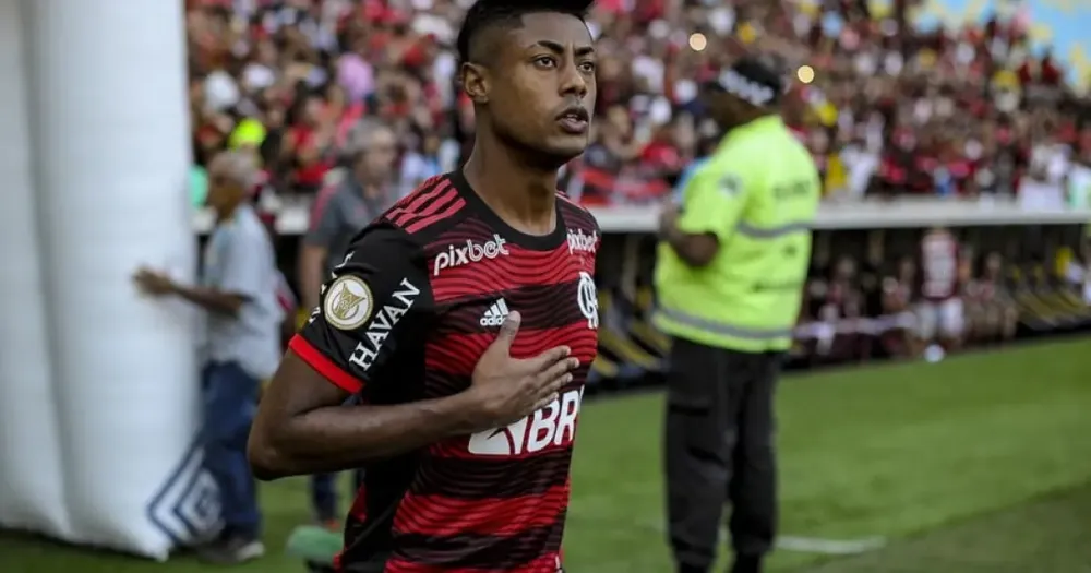 Bruno Henrique embarca em silêncio, e Braz defende: 'Nem toca no jogador