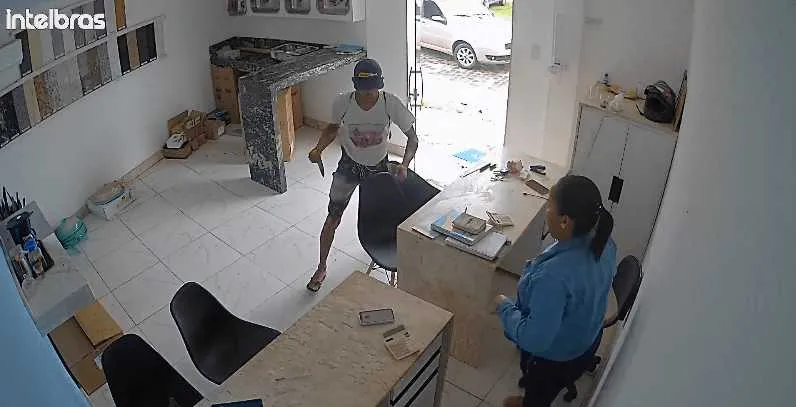 Valença: Homem armado com faca assalta marmoraria e leva celular de atendente; Vídeo
