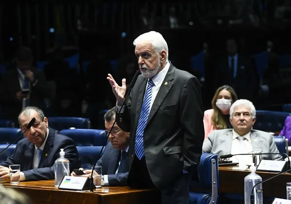 Jornada 6×1 realmente é massacrante’, diz Jaques Wagner sobre PEC da escala