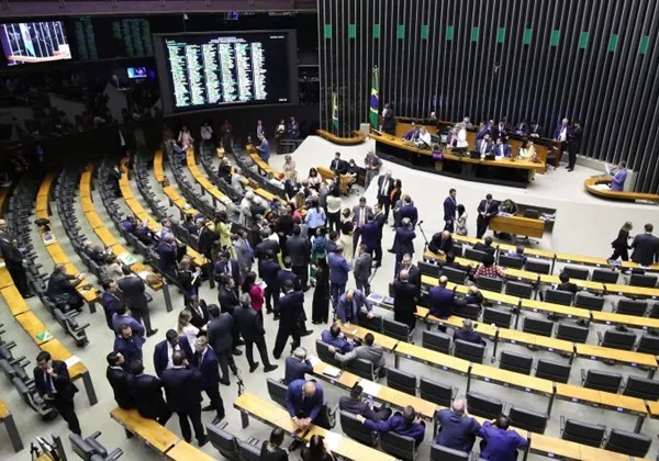 Apenas doze deputados baianos assinaram a PEC do fim da escala 6×1