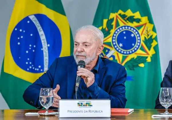 Lula avalia mudar comando de ministérios chefiados por petistas, diz coluna