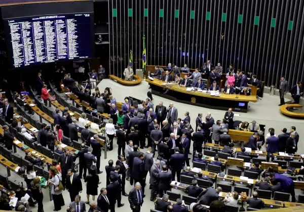 PEC do fim da escala 6×1 ganha novas assinaturas e deputados disputam relatoria do projeto