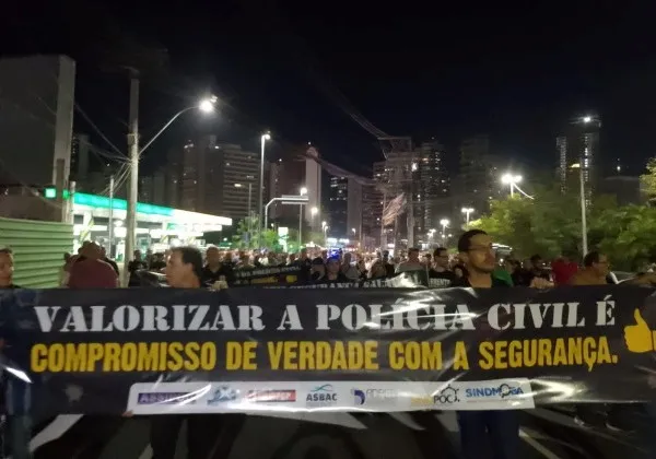 Servidores das Polícias Civil e Técnica rejeitam proposta de reajuste salarial Servidores saíram em caminhada pelas ruas do Costa Azul e Avenida Tancredo Neves com faixas de protesto Redação