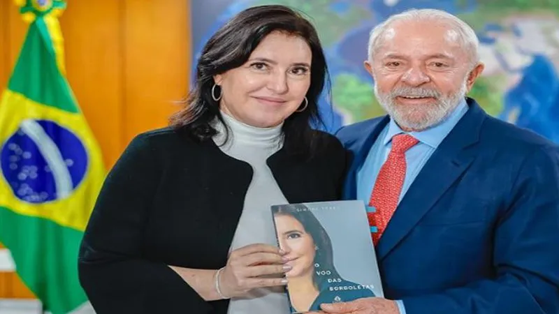 Ministra de Lula lança livro que reforça o papel da mulher na sociedade e entrega exemplar ao presidente