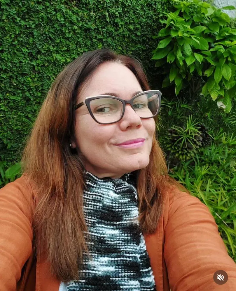 Simone Meireles: A Radialista Musical que Encanta com seus Comentários Políticos