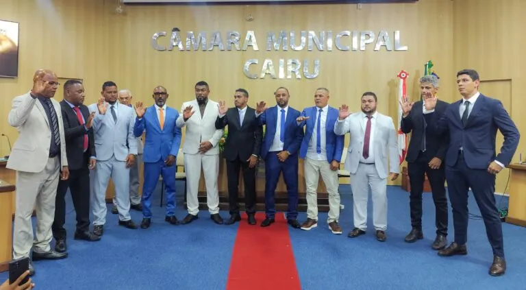 Pikui: O Vereador que, ao Lado de Hildecio, Trabalhará pelo Progresso de Cairu Pikui, agora presidente da Câmara de Cairu, inicia um novo capítulo em sua trajetória política com a confiança unânime de seus colegas vereadores. Eleito com todos os votos, Pikui assume a liderança da Casa Legislativa, 