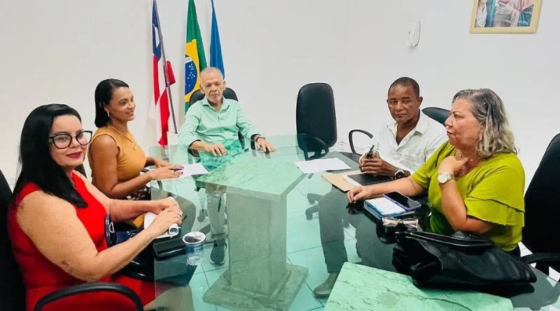 O prefeito de Valença, Marcos Medrado, autorizou nesta quinta-feira (16), em reunião com representantes da APLB, o pagamento integral dos salários de dezembro de 2024 para 301 servidores da Educação.