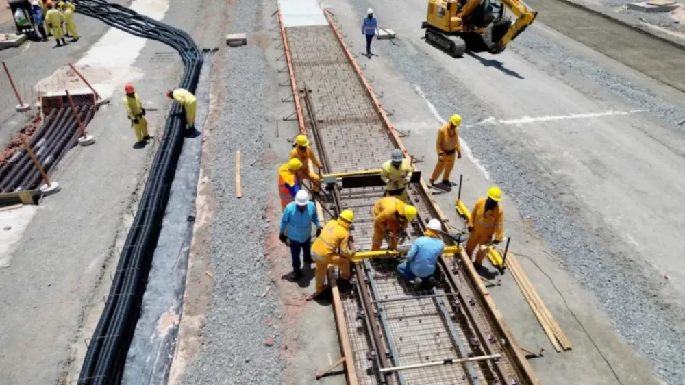 Obras do VLT na Estação Calçada avançam com implantação dos primeiros trilhos