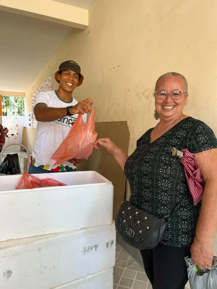 Prefeitura faz a alegria do povo com doação de 20 toneladas de peixe — mais uma ação de Cris Correria! 