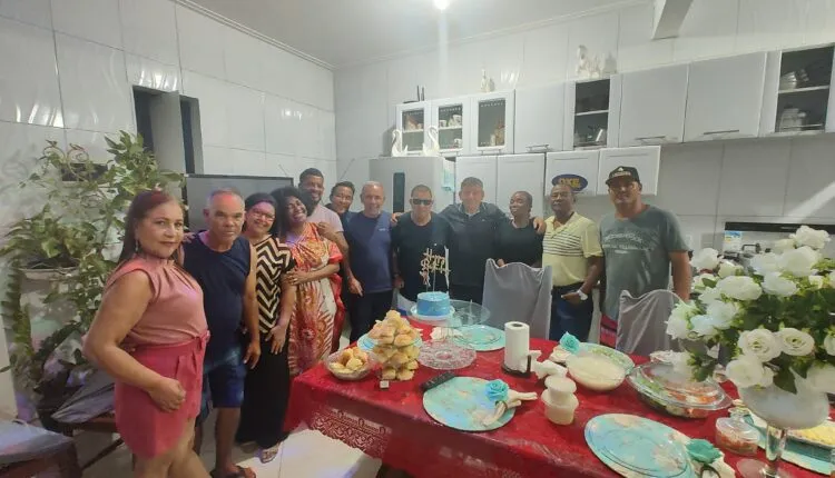 Rodrigo Mario fez aniversário e reuniu amigos mais íntimos para um bate papo e umas taças de vinho
