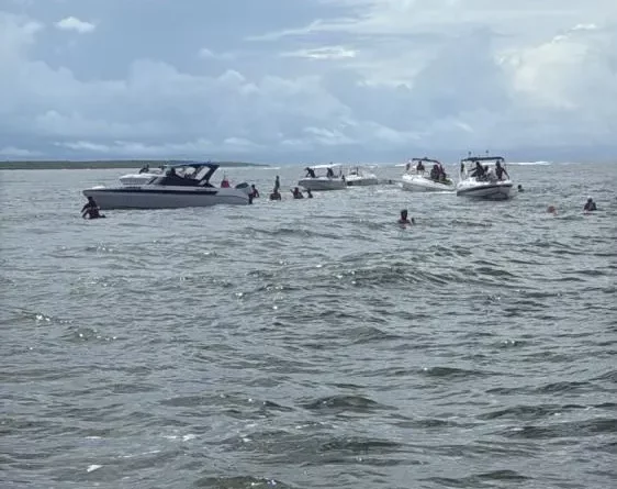 Lancha foi retirada do mar após naufrágio, não houve vítima fatal