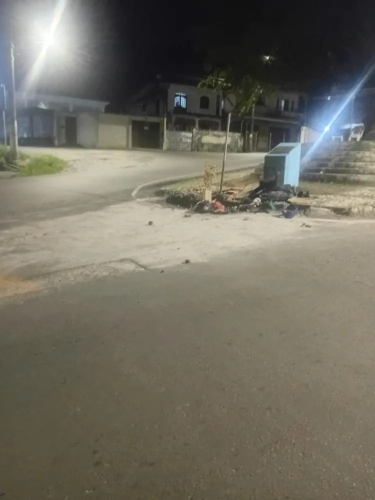 Comerciante transforma Praça da Triana em lixão e revolta moradores