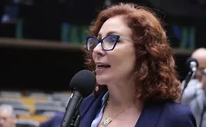 Condenada pelo STF, Zambelli diz que Bolsonaro não a procurou e coleta atestados para evitar prisão