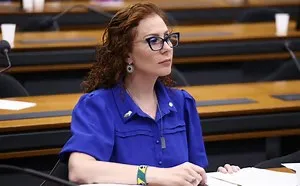 PGR deve pedir prisão preventiva de Carla Zambelli após viagem à Europa
